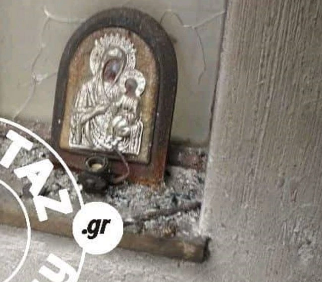 Στάθηκαν, έκαναν τον σταυρό τους και προσευχήθηκαν: Η εικόνα της Παναγίας στέκει όρθια μες τα αποκαΐδια στη Ραφήνα